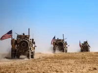 [ẢNH] Thiết giáp Mỹ chặn đường, buộc quân cảnh Nga rời khu vực quan trọng tại Syria