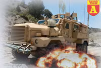 [ẢNH] Xe bọc thép Mỹ lao thẳng vào húc thiết giáp BTR-80 Nga tại Syria