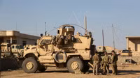 [ẢNH] Xe bọc thép Mỹ lao thẳng vào húc thiết giáp BTR-80 Nga tại Syria