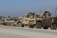 [ẢNH] Xe bọc thép Mỹ lao thẳng vào húc thiết giáp BTR-80 Nga tại Syria