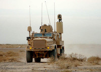 [ẢNH] Xe bọc thép Mỹ lao thẳng vào húc thiết giáp BTR-80 Nga tại Syria