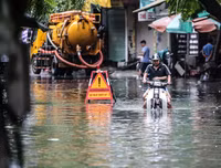 [ẢNH] Phố biến thành sông, CSGT Hà Nội thành 