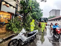 [ẢNH] Công an Hà Nội căng mình khắc phục hậu quả mưa bão