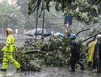 [ẢNH] Công an Hà Nội căng mình khắc phục hậu quả mưa bão