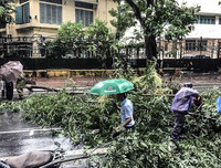 [ẢNH] Công an Hà Nội căng mình khắc phục hậu quả mưa bão