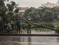 [ẢNH] Công an Hà Nội căng mình khắc phục hậu quả mưa bão