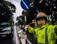 [ẢNH] Công an Hà Nội căng mình khắc phục hậu quả mưa bão