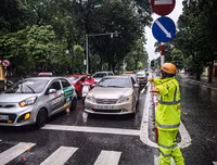 [ẢNH] Công an Hà Nội căng mình khắc phục hậu quả mưa bão