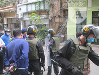 [ẢNH] Trấn áp đối tượng manh động cố thủ: Những khoảnh khắc căng như dây đàn