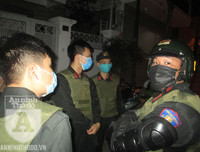 [ẢNH] Trấn áp đối tượng manh động cố thủ: Những khoảnh khắc căng như dây đàn