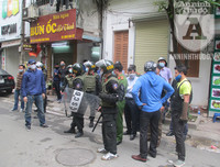 [ẢNH] Trấn áp đối tượng manh động cố thủ: Những khoảnh khắc căng như dây đàn