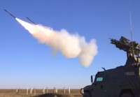 [ẢNH] Xe Nga vừa đi vừa phóng tên lửa, xé nát máy bay không người lái