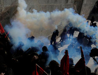 [Ảnh] Cảnh xung đột giữa người biểu tình và cảnh sát ở Athens