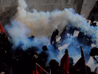 [Ảnh] Cảnh xung đột giữa người biểu tình và cảnh sát ở Athens