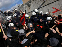 [Ảnh] Cảnh xung đột giữa người biểu tình và cảnh sát ở Athens