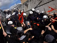 [Ảnh] Cảnh xung đột giữa người biểu tình và cảnh sát ở Athens