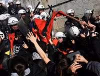 [Ảnh] Cảnh xung đột giữa người biểu tình và cảnh sát ở Athens