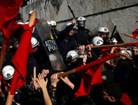 [Ảnh] Cảnh xung đột giữa người biểu tình và cảnh sát ở Athens