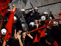 [Ảnh] Cảnh xung đột giữa người biểu tình và cảnh sát ở Athens