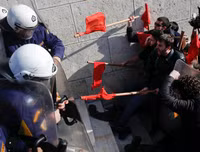 [Ảnh] Cảnh xung đột giữa người biểu tình và cảnh sát ở Athens
