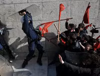 [Ảnh] Cảnh xung đột giữa người biểu tình và cảnh sát ở Athens