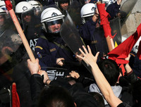 [Ảnh] Cảnh xung đột giữa người biểu tình và cảnh sát ở Athens