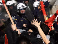 [Ảnh] Cảnh xung đột giữa người biểu tình và cảnh sát ở Athens