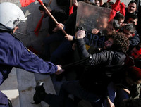 [Ảnh] Cảnh xung đột giữa người biểu tình và cảnh sát ở Athens