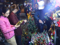 Phố Hàng Mã rực rỡ sắc màu đón Giáng sinh