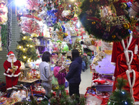 Phố Hàng Mã rực rỡ sắc màu đón Giáng sinh