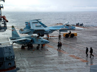 [ẢNH] Phi công hải quân Nga buộc phải luyện tập trên... tàu sân bay hỏng?