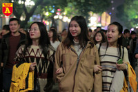 Biển người đổ về Hồ Gươm hân hoan đón năm mới 2020