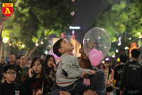 Biển người đổ về Hồ Gươm hân hoan đón năm mới 2020