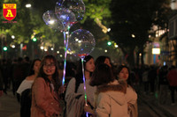 Biển người đổ về Hồ Gươm hân hoan đón năm mới 2020