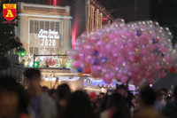 Biển người đổ về Hồ Gươm hân hoan đón năm mới 2020