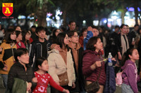 Biển người đổ về Hồ Gươm hân hoan đón năm mới 2020