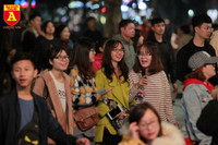 Biển người đổ về Hồ Gươm hân hoan đón năm mới 2020