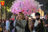 Biển người đổ về Hồ Gươm hân hoan đón năm mới 2020