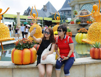 Halloween Sun World Ba Na Hills đẹp rực rỡ với hơn 10 tấn bí, ngô, táo trang trí