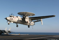 [ẢNH] Mỹ mất 4 chiếc F/A-18 vì cú hạ cánh lỗi của E-2D trên tàu sân bay đang răn đe Iran