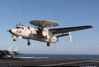 [ẢNH] Mỹ mất 4 chiếc F/A-18 vì cú hạ cánh lỗi của E-2D trên tàu sân bay đang răn đe Iran