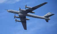 [ẢNH] B-52 Mỹ tới Châu Âu, Nga điều máy bay săn ngầm cực mạnh Tu-142 lên thám sát