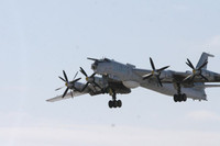 [ẢNH] B-52 Mỹ tới Châu Âu, Nga điều máy bay săn ngầm cực mạnh Tu-142 lên thám sát