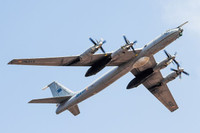 [ẢNH] B-52 Mỹ tới Châu Âu, Nga điều máy bay săn ngầm cực mạnh Tu-142 lên thám sát