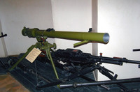 [ẢNH] Khốc liệt tại Syria, binh sĩ vác cả pháo không giật lên vai để khai hỏa