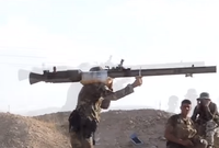 [ẢNH] Khốc liệt tại Syria, binh sĩ vác cả pháo không giật lên vai để khai hỏa