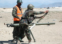 [ẢNH] Khốc liệt tại Syria, binh sĩ vác cả pháo không giật lên vai để khai hỏa