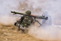 [ẢNH] Khốc liệt tại Syria, binh sĩ vác cả pháo không giật lên vai để khai hỏa