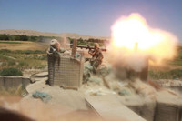 [ẢNH] Khốc liệt tại Syria, binh sĩ vác cả pháo không giật lên vai để khai hỏa