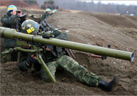 [ẢNH] Khốc liệt tại Syria, binh sĩ vác cả pháo không giật lên vai để khai hỏa